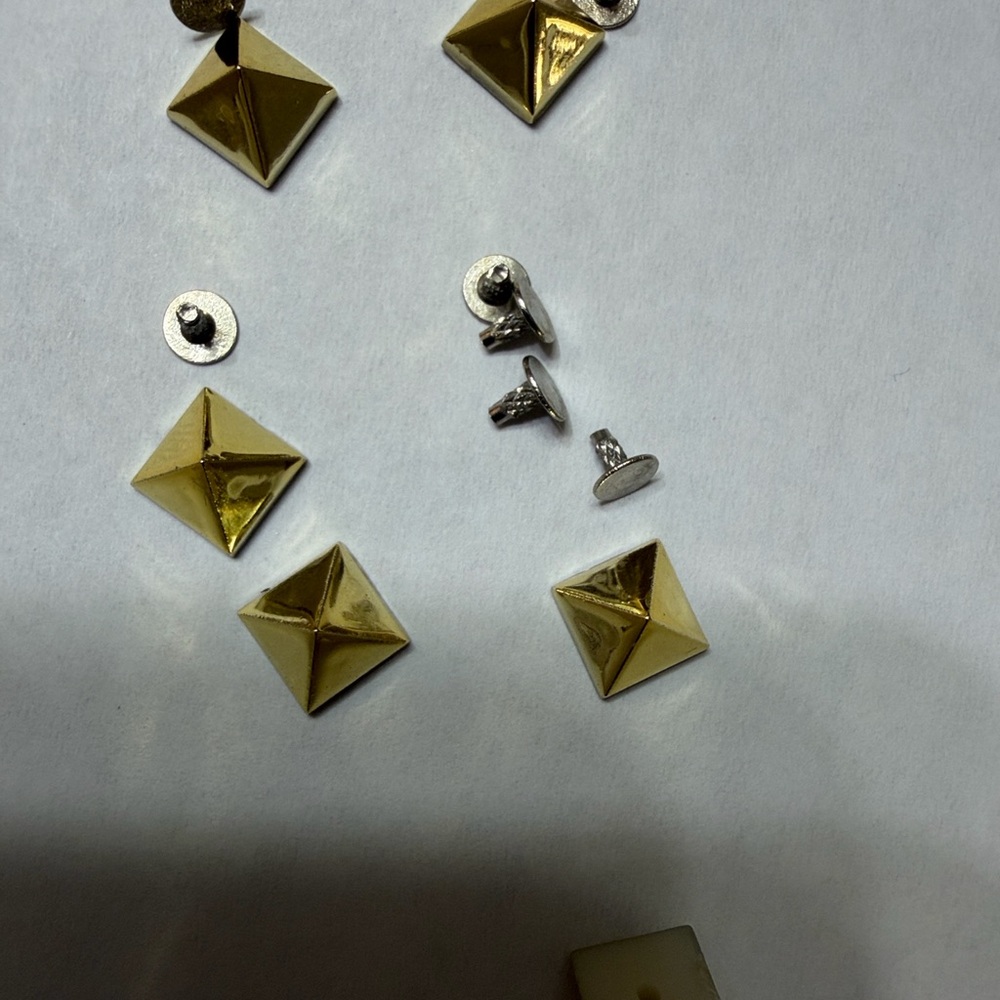 Gold Pyramid Stud for ROCKSTUD Valentino like